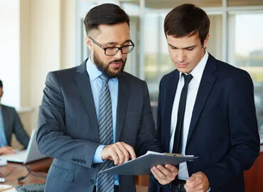 Provides expertise on legal matters and compliance. - 爱游戏